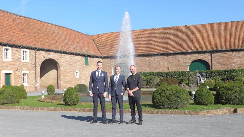 Auf dem Foto ist das neue Team des Restaurants auf Schloss Loersfeld zu sehen.