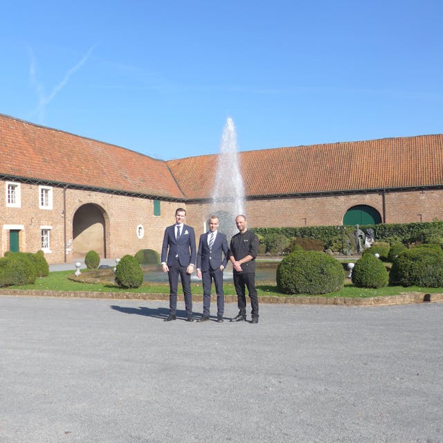 Auf dem Foto ist das neue Team des Restaurants auf Schloss Loersfeld zu sehen.