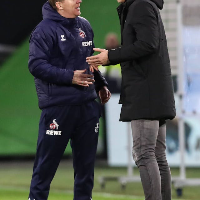 Geschäftsführer Christian Keller (r.) vom 1. FC Köln spricht mit Trainer Timo Schultz vor dem Bundesligaspiel beim VfL Wolfsburg.
