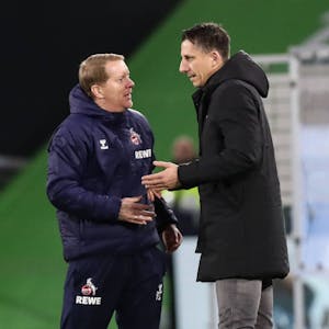 Geschäftsführer Christian Keller (r.) vom 1. FC Köln spricht mit Trainer Timo Schultz vor dem Bundesligaspiel beim VfL Wolfsburg.