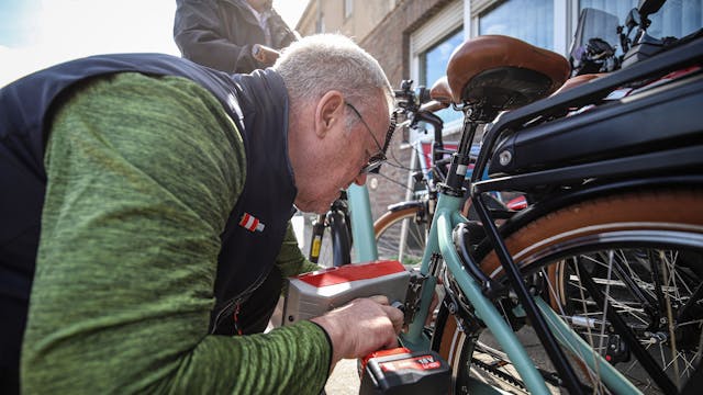 Stephen Zippert codiert ein Fahrrad.