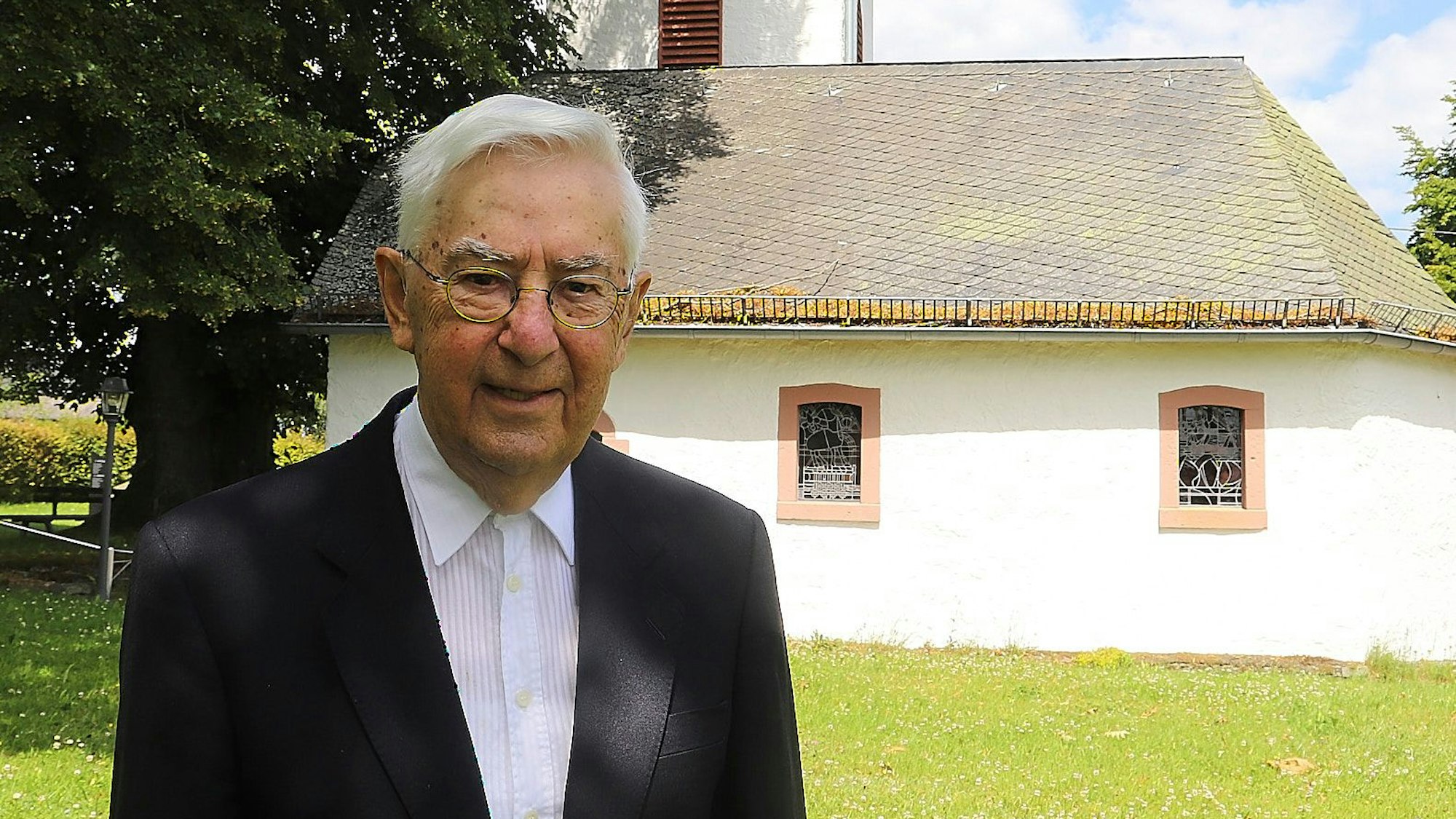 Das Archivbild zeigt den ehemaligen Weihbischof Karl Reger vor der Kapelle seines Heimatortes Giescheid in der Gemeinde Hellenthal. Der Geistliche starb am 27.März.