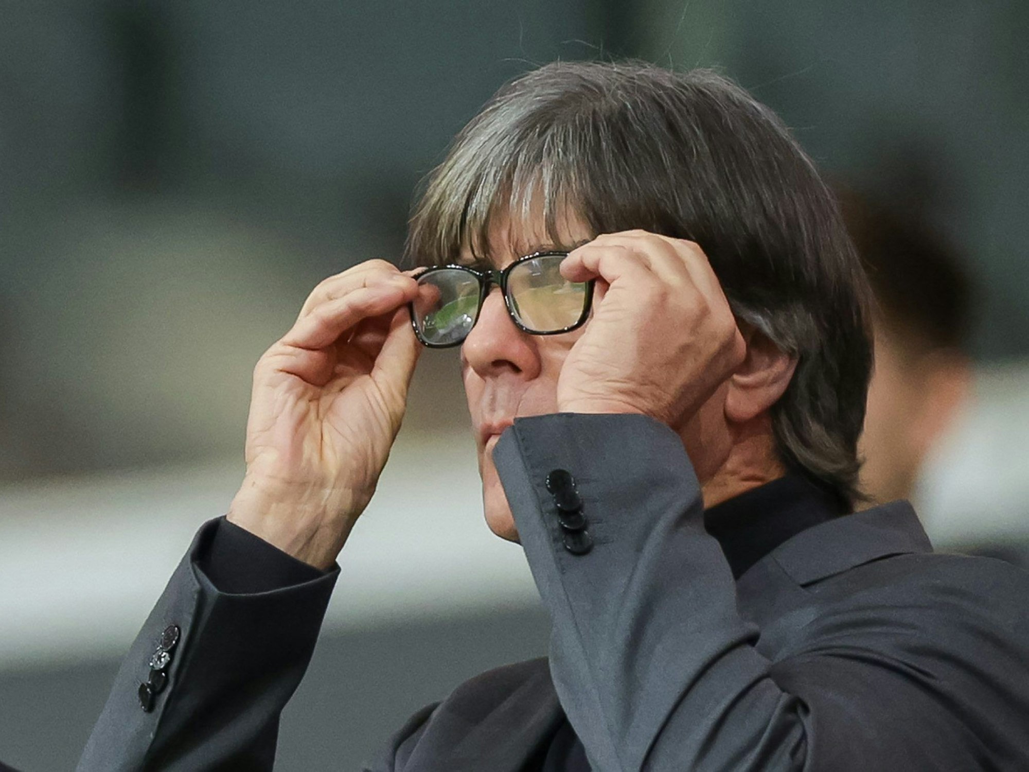 Deutschlands ehemaliger Bundestrainer Joachim Löw setzt sich vor dem Spiel die Brille auf.