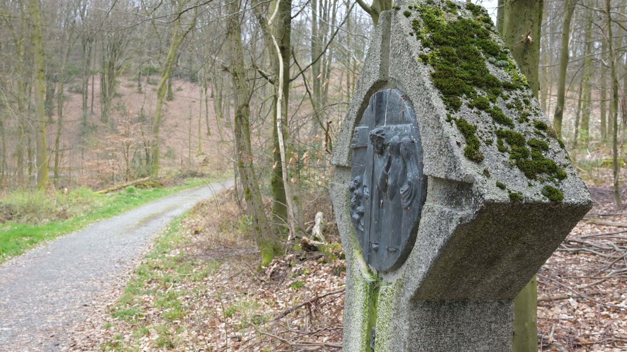 Das Foto zeigt den Kreuzweg am Waldfriedhof in Kürten