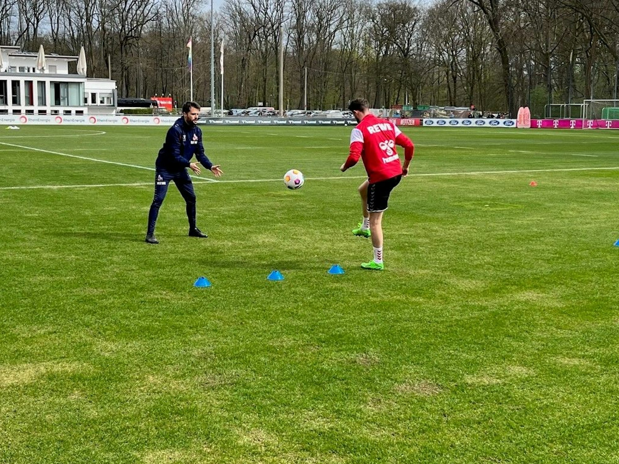 Mark Uth mit Leif Frach beim Training in Köln.