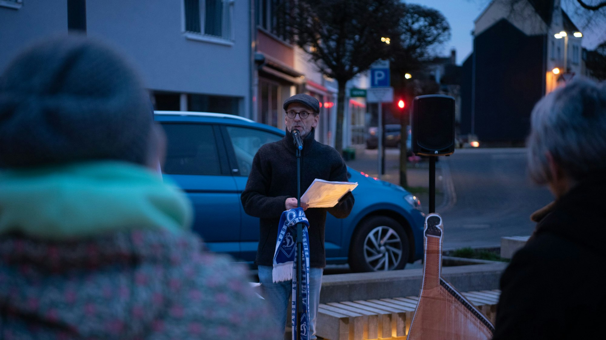 Karl-Heinz Lorbach steht auf dem Nepomuk-Platz vor einem Mikrofon.