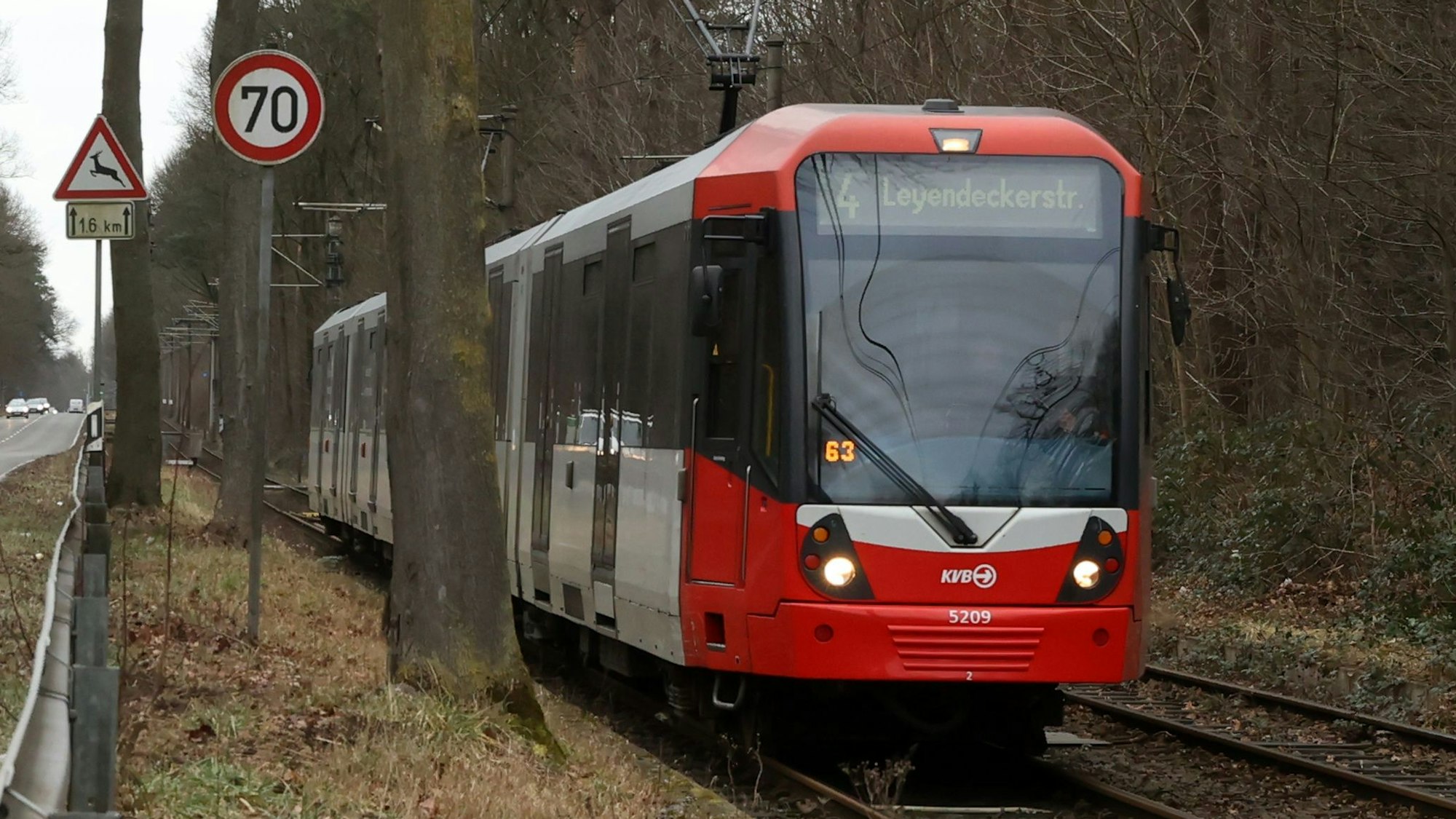 Die Straßenbahn der Kölner Verkehrsbetriebe (KVB) fährt hier direkt neben der Straße.
