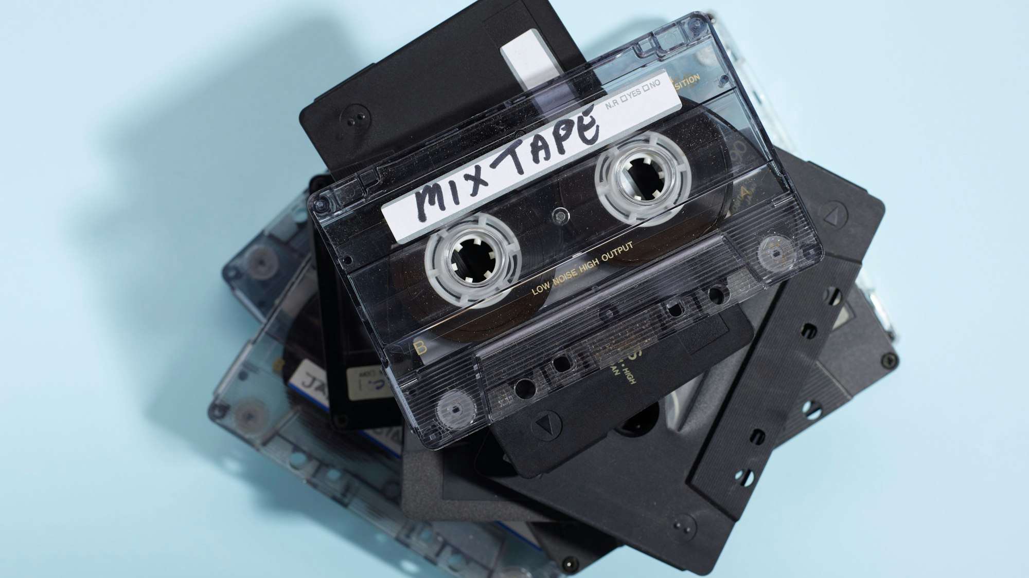 Ein Stapel Kassetten, auf der obersten steht „Mix Tape“.