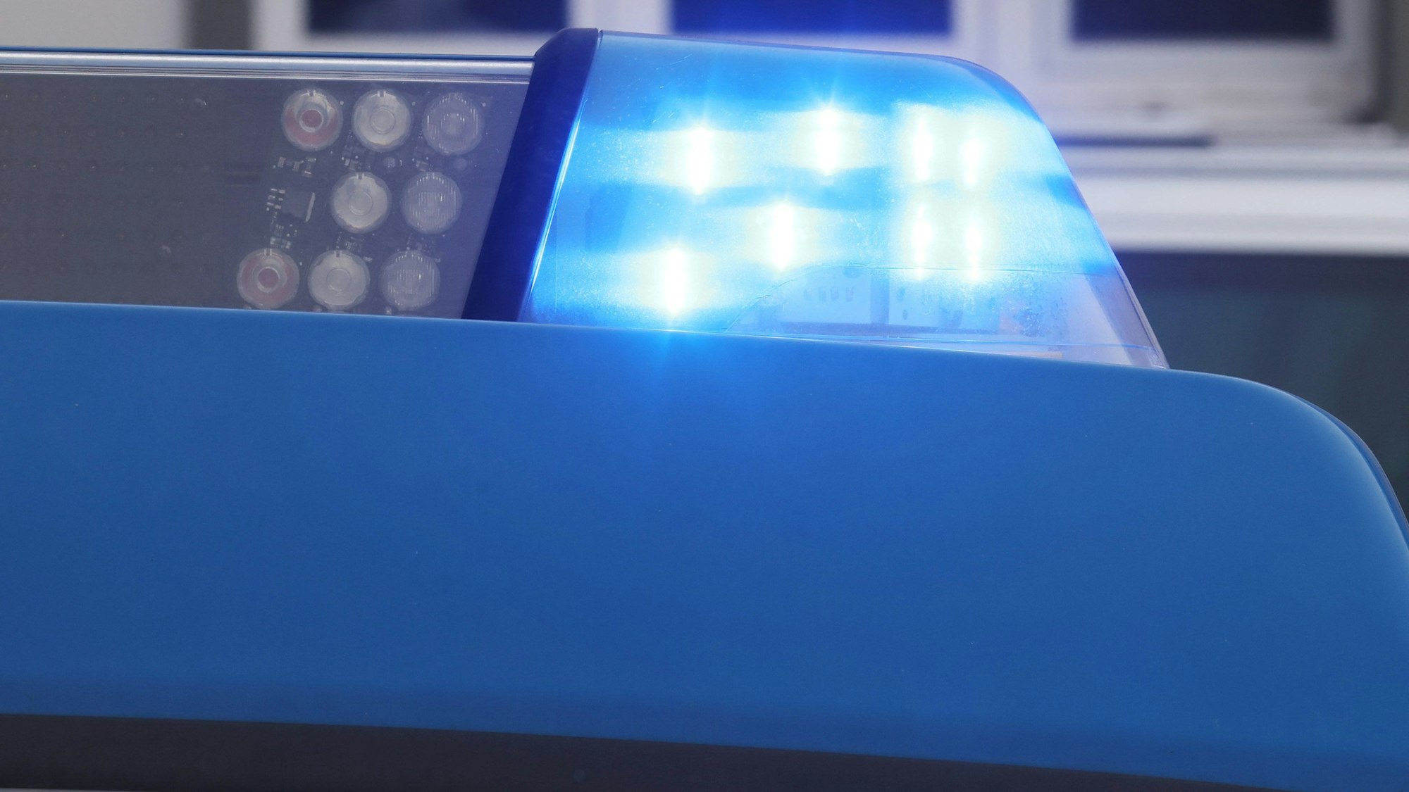 ARCHIV - 16.01.2024, Thüringen, Jena: Das blinkende Blaulicht an einem Dienstauto der Polizei.