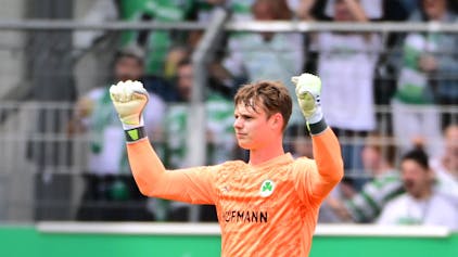 FC-Leihspieler Jonas Urbig bejubelt den Treffer zum 2:0 im Spiel zwischen Greuther Fürth und dem SC Paderborn am 30. Juli 2023.