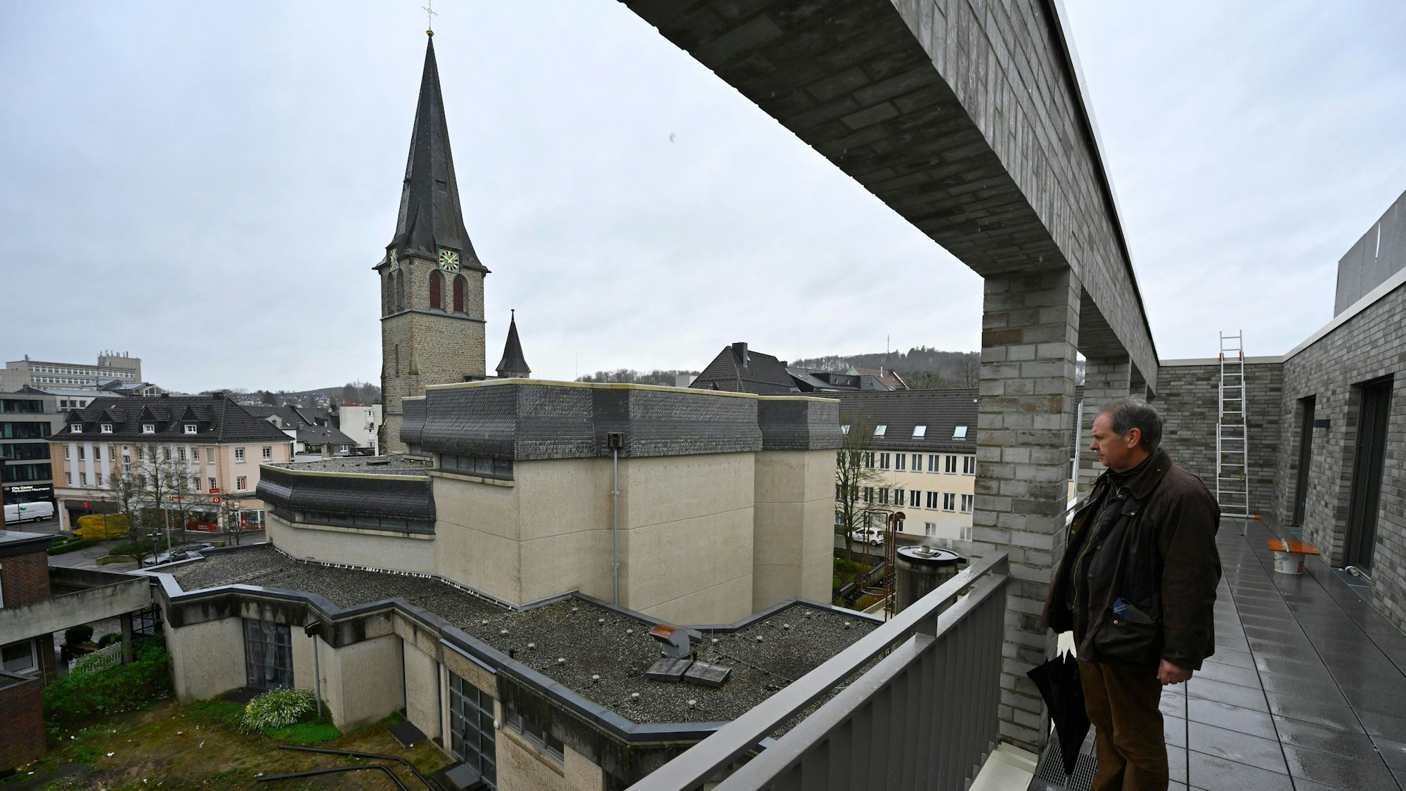 Peter Rothausen blickt auf die Kirche St. Franziskus.