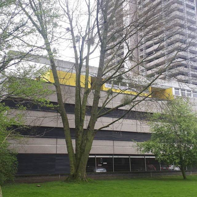 Die Kita (gelbes Gebäude) liegt auf den Parkdecks des Colonia-Hauses. Wegen der laufenden Balkonsanierung am Hochhaus hat die Kita bis auf weiteres geschlossen, die Gruppen sind in zwei andere Kindergärten verlegt.