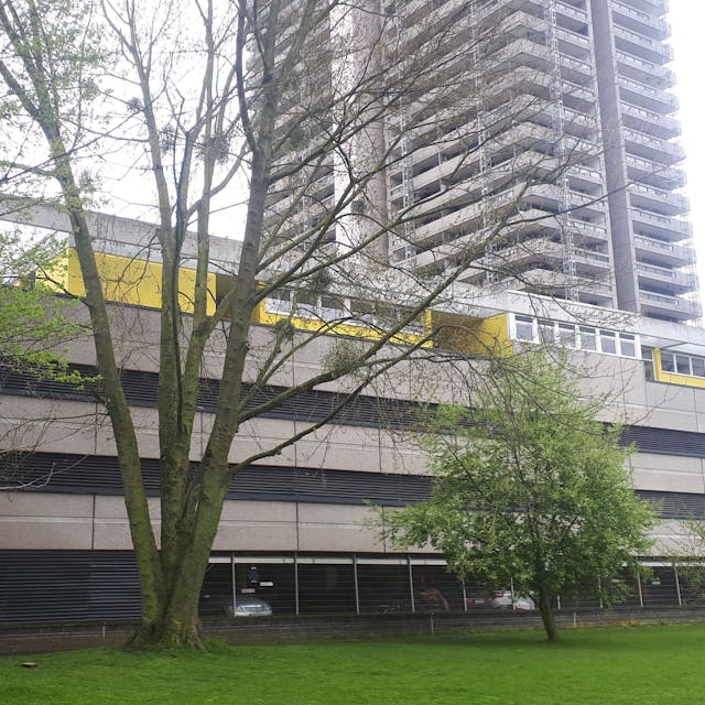 Die Kita (gelbes Gebäude) liegt auf den Parkdecks des Colonia-Hauses. Wegen der laufenden Balkonsanierung am Hochhaus hat die Kita bis auf weiteres geschlossen, die Gruppen sind in zwei andere Kindergärten verlegt.