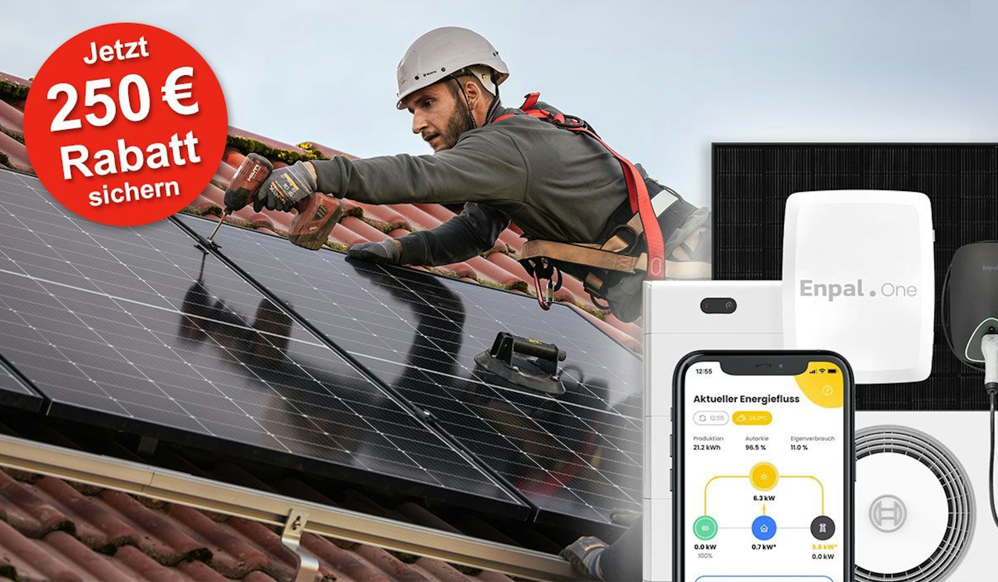 Ein Mann bringt eine Photovoltaik-Anlage auf einem Dach an, dazu im Vordergrund eine Enpal Solaranlage mit Wall Box und Smartphone mit App eingeblendet.