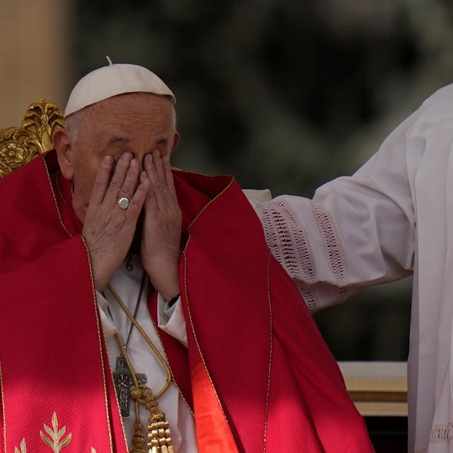 Erschöpft: Papst Franziskus kommt auf dem Petersplatz an, um am 24. März die Palmsonntagsmesse im Vatikan zu feiern.