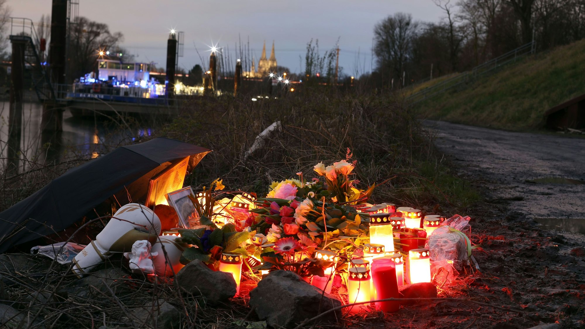 Ein Blumenmeer am Tatort im Mülheimer Hafen, wo im März ein 15-Jähriger mit Messerstichen umgebracht wurde.