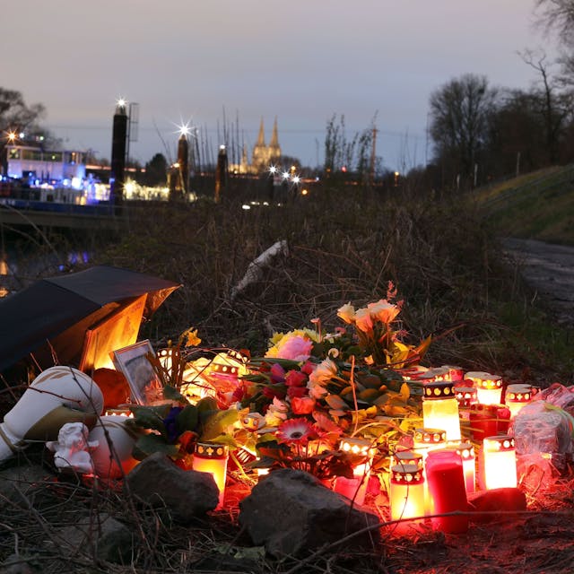 Ein Blumenmeer am Tatort im Mülheimer Hafen, wo im März ein 15-Jähriger mit Messerstichen umgebracht wurde.