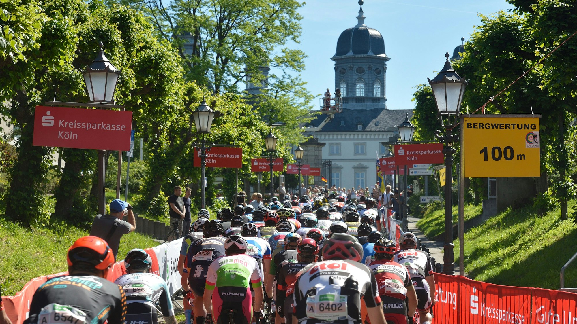 Teilnehmer am internationalen Radklassiker „Rund um Köln“ fahren auf Schloss Bensberg zu.
