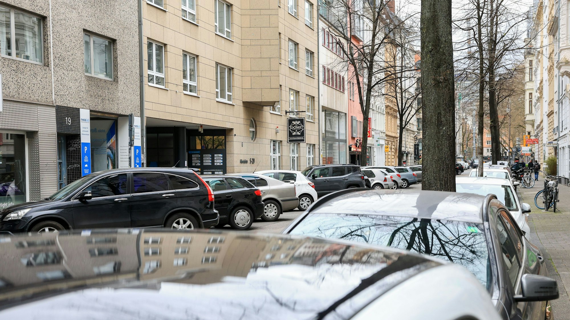 Autos stehen auf der Händelstraße.