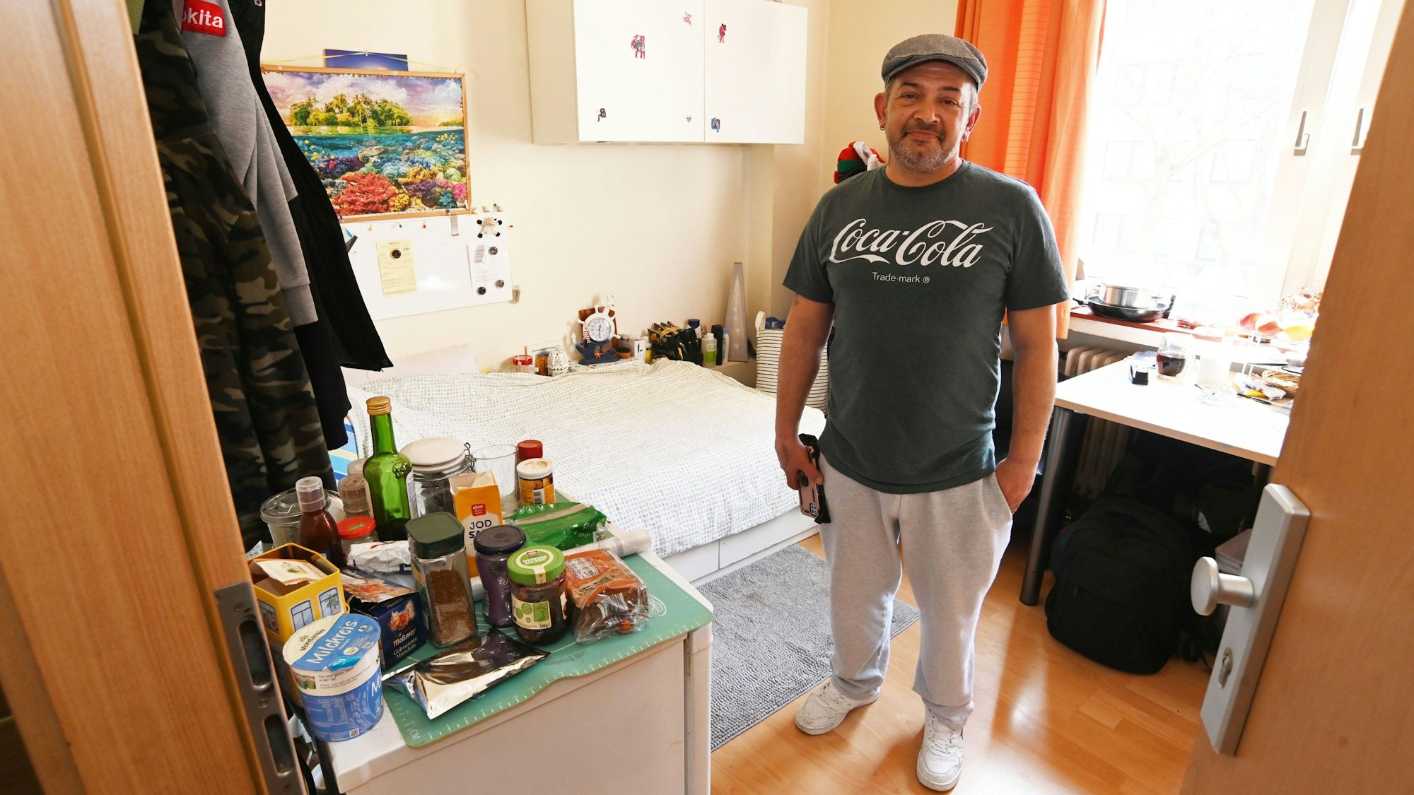 Der Bewohner Christian Semerao in der Notschlafstelle der Drogenhilfe in der Cranachstraße in Köln-Nippes.