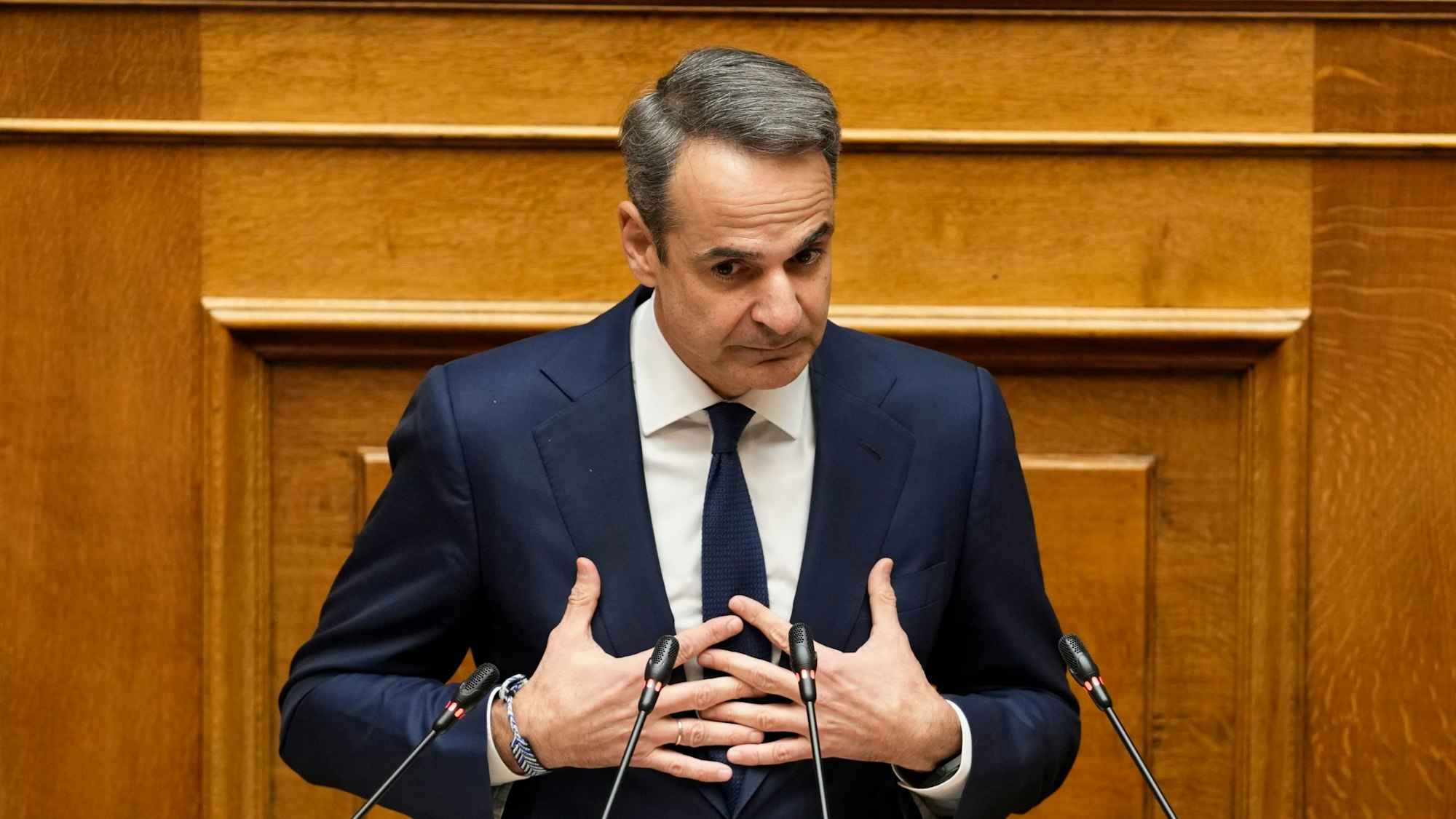 28.03.2024, Griechenland, Athen: Der griechische Ministerpräsident Kyriakos Mitsotakis spricht während einer Parlamentssitzung.