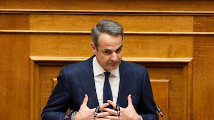 28.03.2024, Griechenland, Athen: Der griechische Ministerpräsident Kyriakos Mitsotakis spricht während einer Parlamentssitzung.&nbsp;
