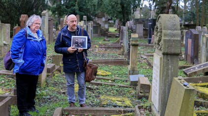 Das Foto zeigt Vicki Tobar vor dem Grab ihrer Urgroßeltern auf dem Jüdischen Friedhof in Bocklemünd.
