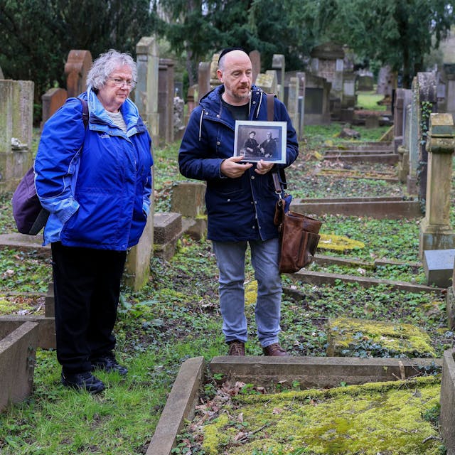 Das Foto zeigt Vicki Tobar vor dem Grab ihrer Urgroßeltern auf dem Jüdischen Friedhof in Bocklemünd.
