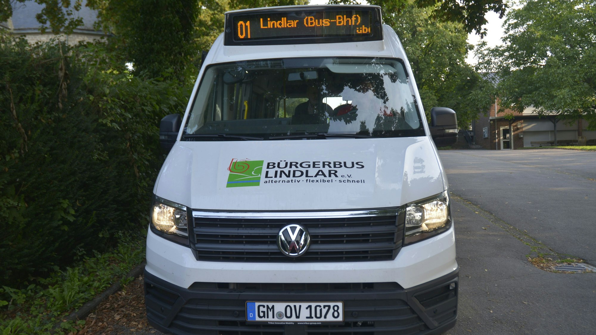 Ein Bus mit der Aufschrift Bürgerbus Lindlar steht an einer Haltestelle.