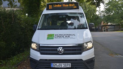 Ein Bus mit der Aufschrift Bürgerbus Lindlar steht an einer Haltestelle.