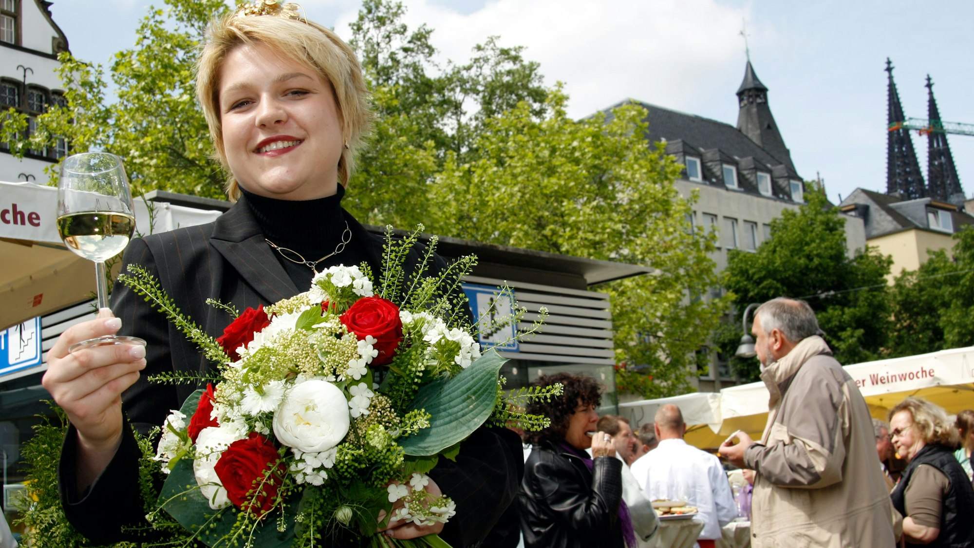 Die damalige Rheingau-Weinkönigin Annemarie Mucke bei der Weinwoche im Jahr 2009.