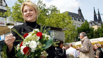 Die damalige Rheingau-Weinkönigin Annemarie Mucke bei der Weinwoche im Jahr 2009.