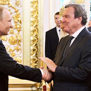 Gerhard Schröder bei der Amtseinführung von Kremlchef Wladimir Putin im Jahr 2018. Der Altkanzler hält an seiner Freundschaft zum russischen Präsidenten weiterhin fest. (Archivbild)