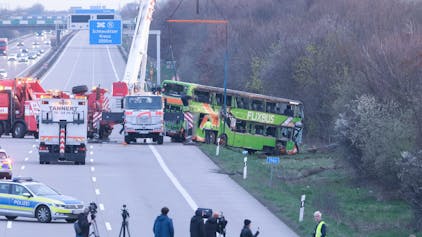 27.03.2024, Sachsen, Schkeuditz: Ein verunglückter Reisebus wird an der Unfallstelle auf der A9 von einem Kran geborgen.&nbsp;