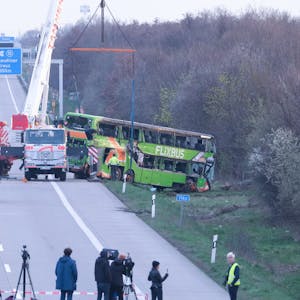 27.03.2024, Sachsen, Schkeuditz: Ein verunglückter Reisebus wird an der Unfallstelle auf der A9 von einem Kran geborgen.&nbsp;