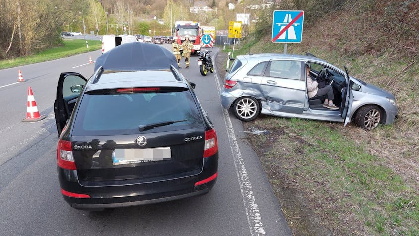 Bei einem Unfall in der Ausfahrt von der Autobahn 3 zum Donrather Dreieck sind zwei Autos zusammengestoßen.