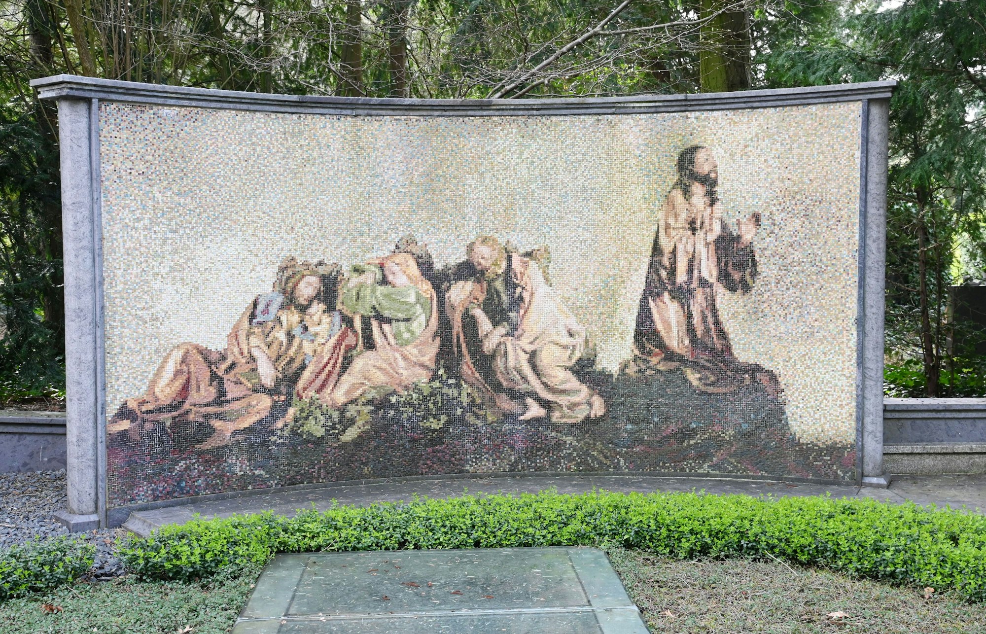 Grabstein mit Mosaiksteinen zeigt betenden Jesus und schlafende Jünger.