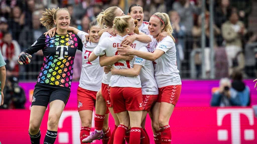 Die Frauen des 1. FC Köln bejubelten nach dem Abpfiff den 2:1-Sieg gegen Werder Bremen am 10. März 2024.