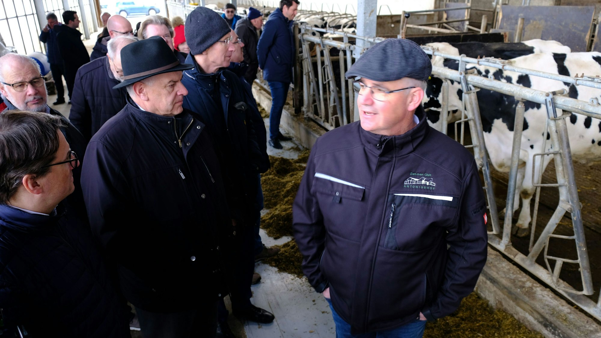 Landwirt Helmut Dahmen (r.) führt eine Besuchergruppe aus CDU-Politikern durch einen seiner Viehställe.