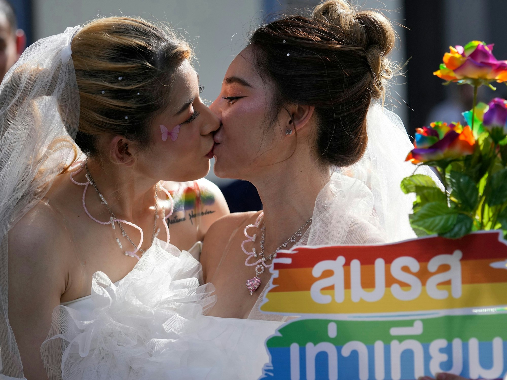 Zwei Frauen küssen sich im Rahmen der Pride Parade in Thailand am 4. Juni 2023.