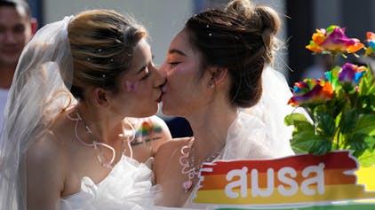 Zwei Frauen küssen sich im Rahmen der Pride Parade in Thailand am 4. Juni 2023.