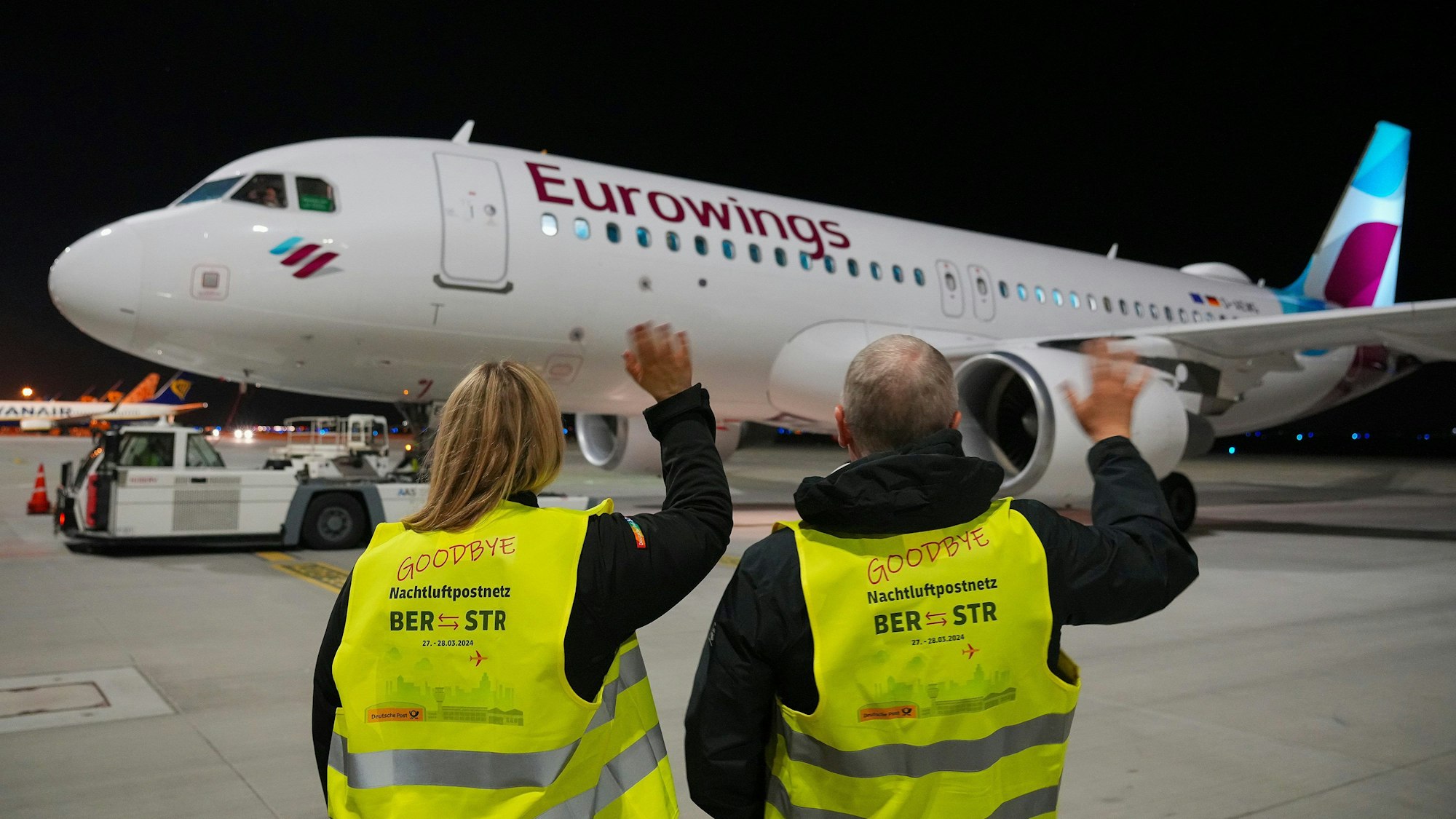 Schönefeld: Ein Airbus A320-214 der Fluggesellschaft Eurowings zur Briefbeförderung mit Ziel Stuttgart steht am Donnerstag (28. März) startbereit auf dem Flughafen Berlin Brandenburg (BER). Nach mehr als 62 Jahren hat die Deutsche Post ihre Flüge zur Briefbeförderung im Inland eingestellt.