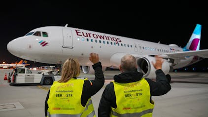 Schönefeld: Ein Airbus A320-214 der Fluggesellschaft Eurowings zur Briefbeförderung mit Ziel Stuttgart steht am Donnerstag (28. März) startbereit auf dem Flughafen Berlin Brandenburg (BER). Nach mehr als 62 Jahren hat die Deutsche Post ihre Flüge zur Briefbeförderung im Inland eingestellt.