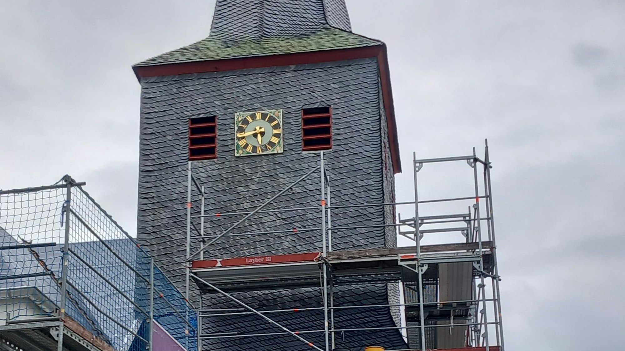 Die Kirche St. Georg in Miel ist eingerüstet