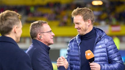 Die beiden Nationaltrainer Ralf Rangnick und Julian Nagelsmann vor dem Länderspiel zwischen Österreich und Deutschland beim Handshake.