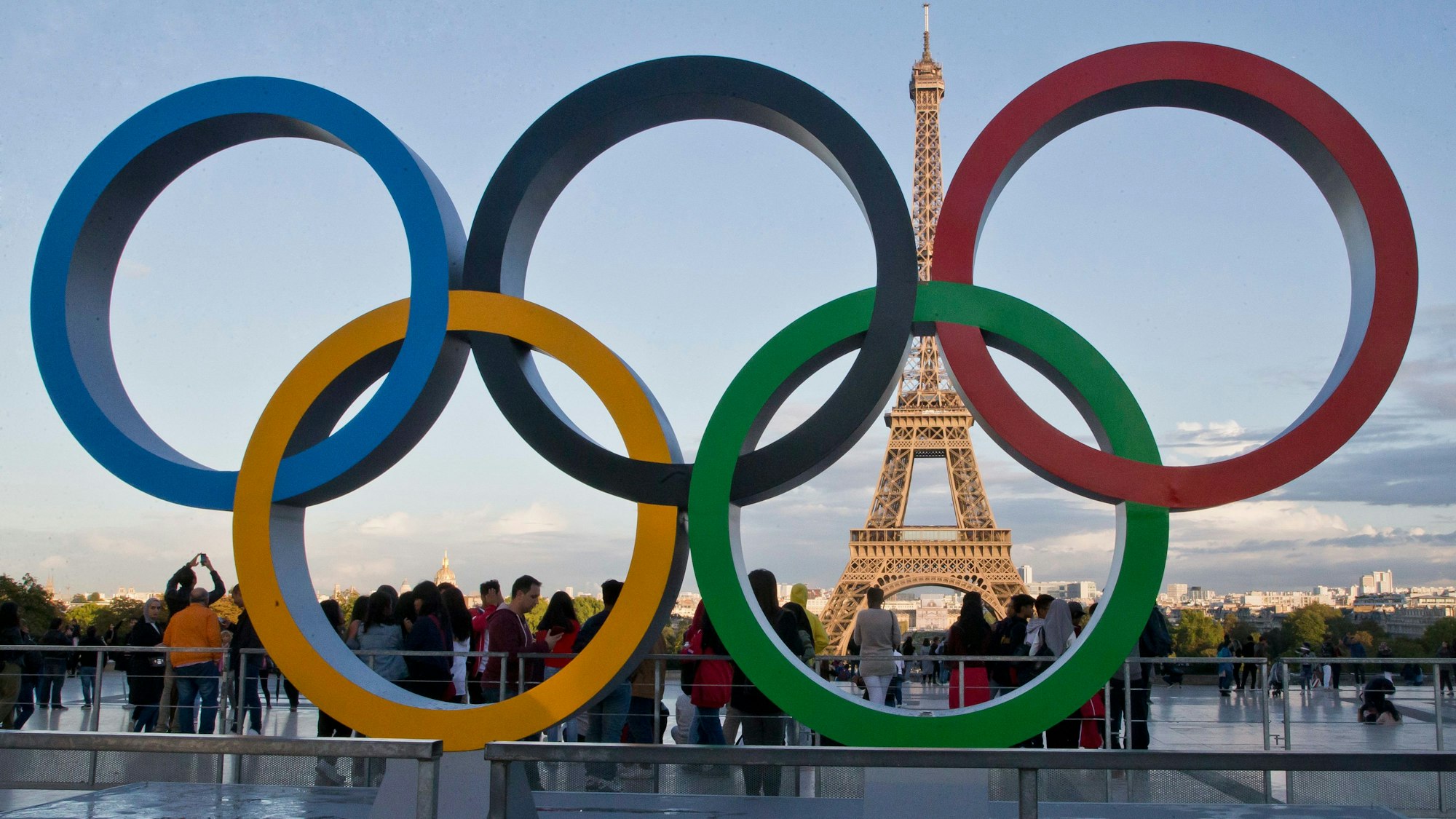 Die olympischen Ringe 2017 in Paris vor dem Eiffelturm.