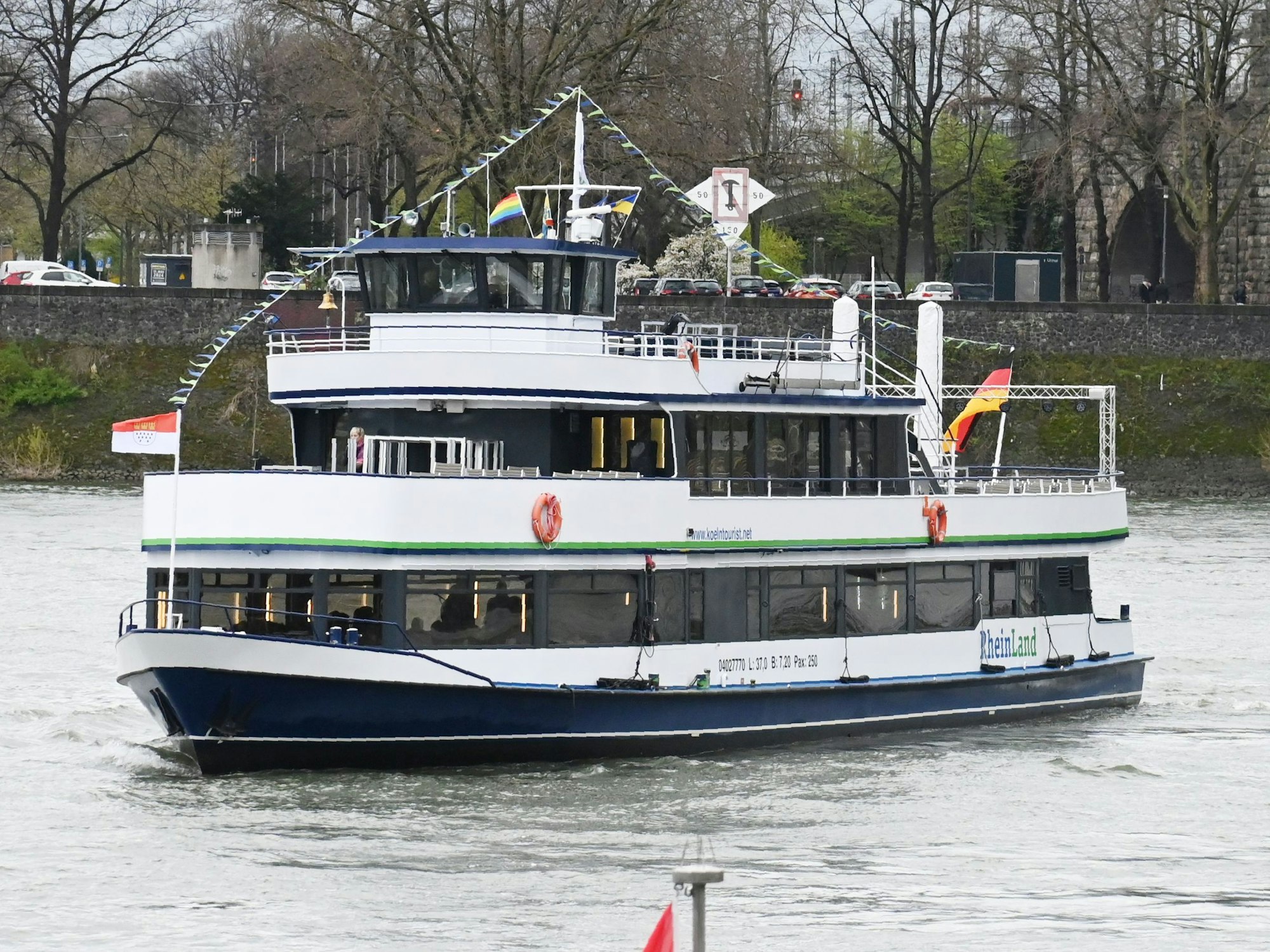 Ein Ausfluggschiff fährt auf dem Rhein.
