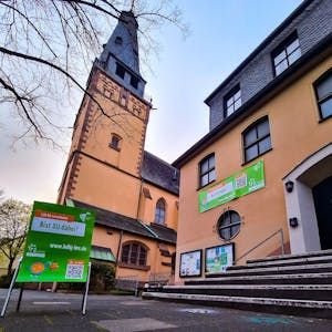 Der BDKJ in Leverkusen wirbt mit Sprühkreide für die 72-Stunden-Aktion, die Mitte Juli stattfinden soll.