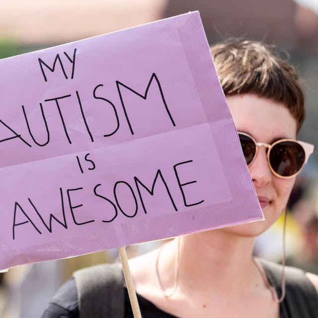 „Mein Autismus ist großartig" steht in englischer Sprache bei der Pride Parade 2019 auf dem Plakat einer Teilnehmerin. Die Teilnehmer protestieren gegen Benachteiligung und wollen Behindert- und Verrückt-Sein feiern. +++ dpa-Bildfunk +++
