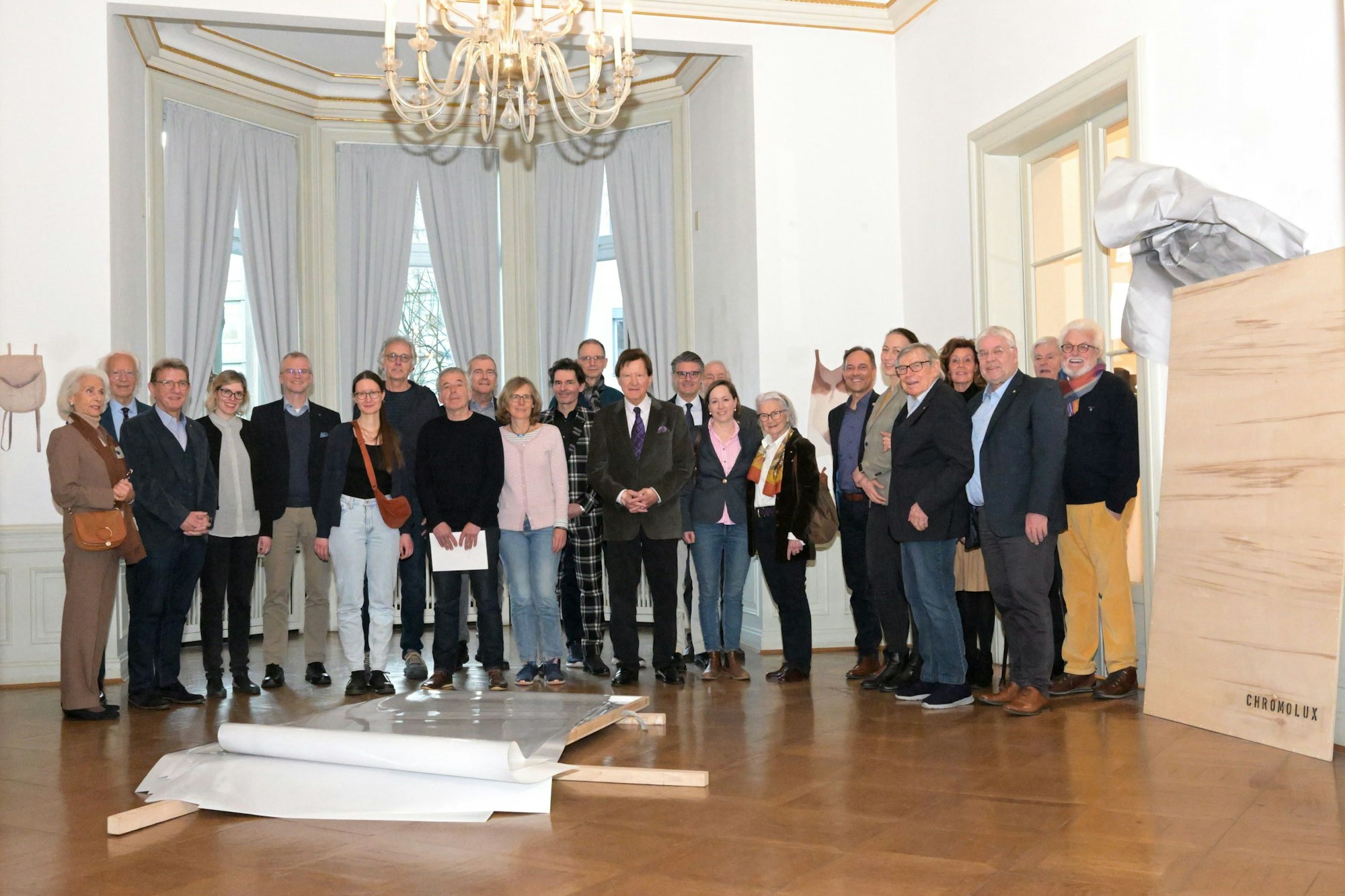 Mitglieder des Vereins Galerie und Schloss und des Rotary-Clubs freuten sich über die Werke von Darja Eßer (6. v. l.) und Michael Wittassek (8. v. l.) – zusammen mit Vertretern der Stadt Bergisch Gladbach.